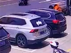 江苏海安 三轮车撞车瞬间起火 附近群众出手相助