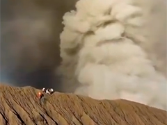 死里逃生!印尼一群登山者遇上火山喷发