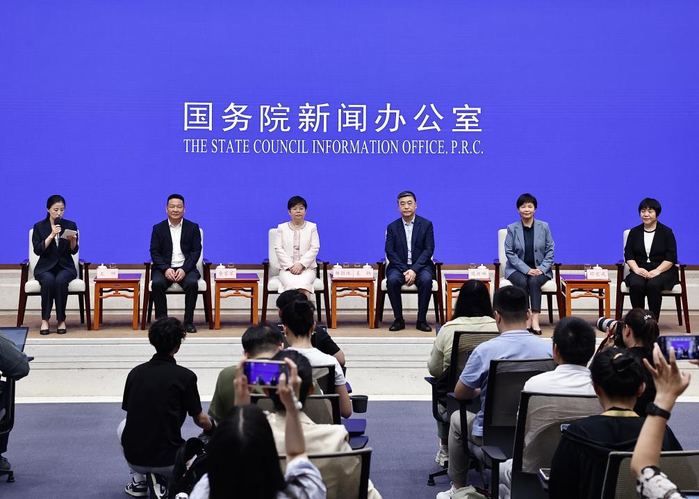国务院新闻办举行“最美医生”代表与中外记者见面会