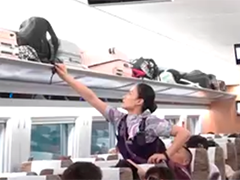 甘肃 旅客下车遗落背包 工作人员帮忙找回