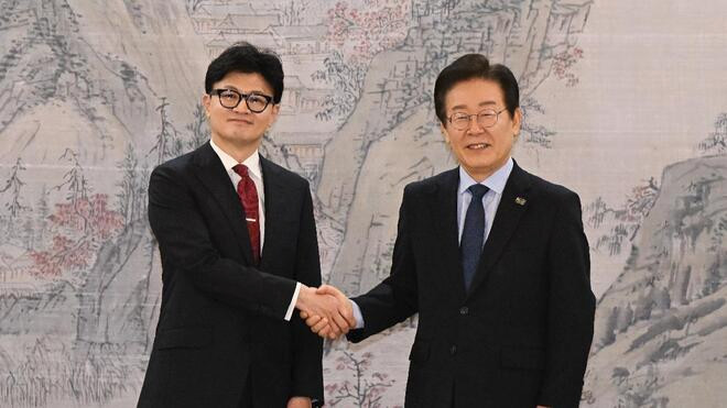 时隔11年 韩国朝野两大政党党首举行正式会谈