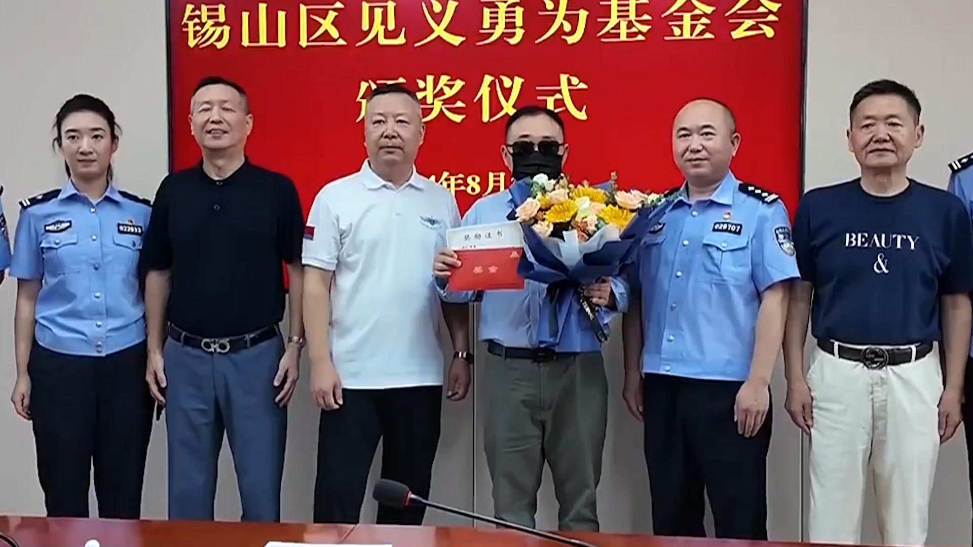 无锡男子携65万现金打车 的哥智擒嫌犯受表彰