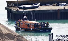 英吉利海峡一艘偷渡船倾覆 至少12人死亡