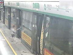 杭州男童在列车关门瞬间冲向车厢 关键时刻安全员出手