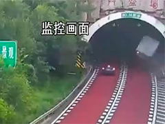 二广高速 司机疲劳驾驶导致货车侧翻