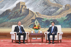 王沪宁会见突尼斯总理