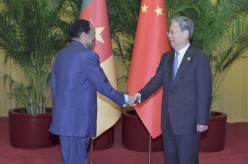 赵乐际会见喀麦隆总统