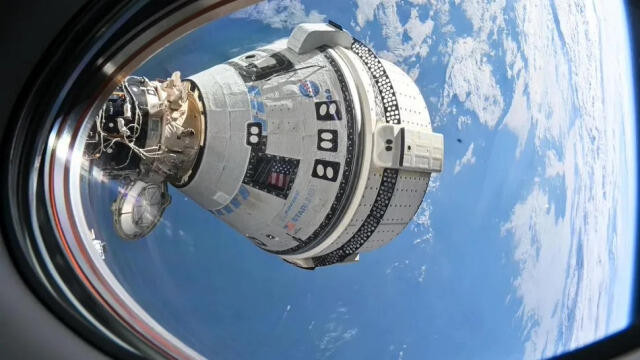 美国波音“星际客机”飞船返回地球