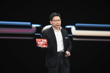 华为发布全球首款三折叠屏手机 引爆预约热潮