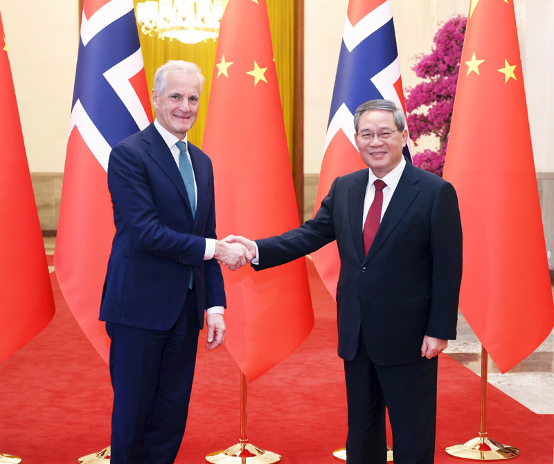 李强举行仪式欢迎挪威首相访华