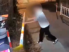 只因对停车收费不满 男子十天内四次掰坏道闸杆