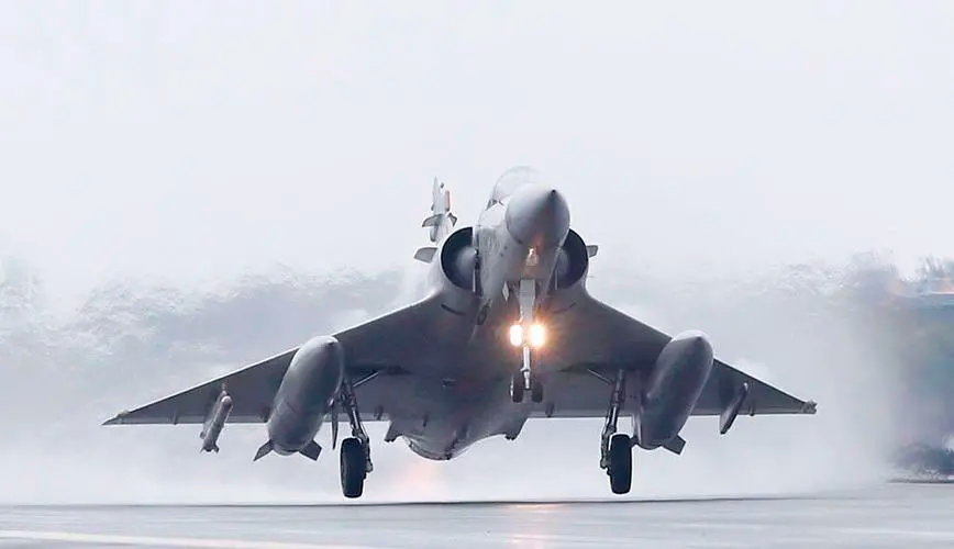 台空军一幻影2000战机失事坠海 飞行员跳伞获救