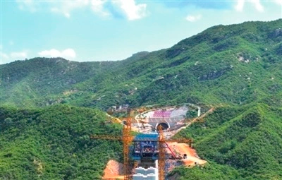 雄忻高铁河北段首座超千米隧道贯通