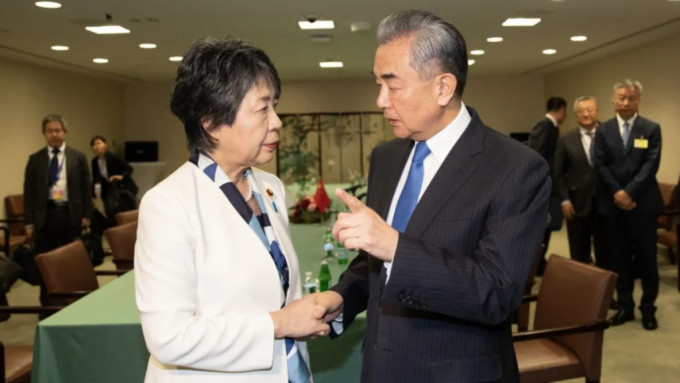 王毅会见日本外相上川阳子