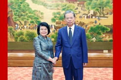 赵乐际同柬埔寨国会主席举行会谈