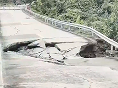 海南五指山持续强降雨致一处路面塌陷 道路封闭