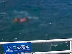 大连 海上游泳遇险 路过船长施救