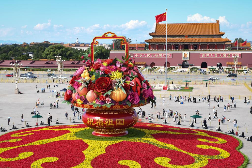 首都花团锦簇喜迎国庆