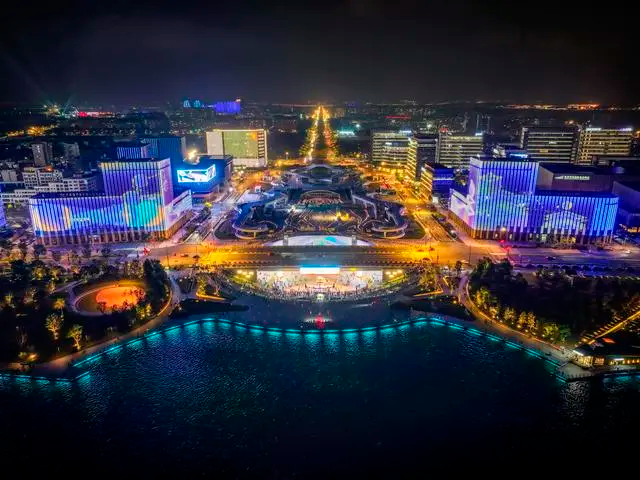 上海旅游节花车巡游活动走进临港 滴水湖“临港时刻”光影秀同步开启