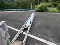 贵州 错过高速出站匝道 货车司机竟强拆隔离栏