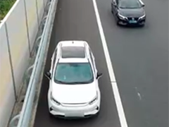 江西赣州 男子高速应急车道停车 交警带离并处罚