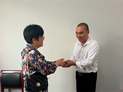 上海出租车司机拾金不昧 20万元完璧归赵