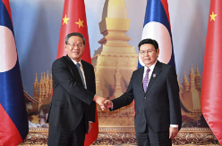 李强会见老挝国会主席