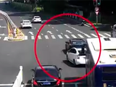 江西赣州 转弯时强行超车 两车发生剐蹭