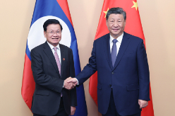 习近平会见老挝人民革命党中央总书记、国家主席通伦