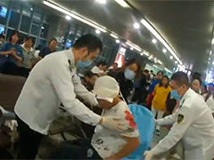 铁路上海站 旅客突发癫痫 众人合力救助