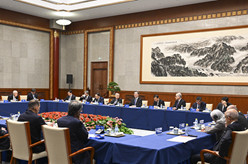 丁薛祥会见清华大学经济管理学院顾问委员会委员代表