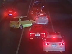 昆楚高速 车辆进隧道不减速 造成多车追尾