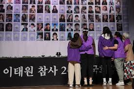 韩国梨泰院踩踏事故两周年 遇难者家属要求追究事故责任人
