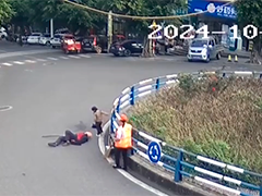 重庆云阳 老人突然摔倒在地 热心市民及时救助