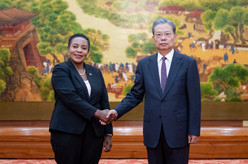 赵乐际同赞比亚国民议会议长举行会谈