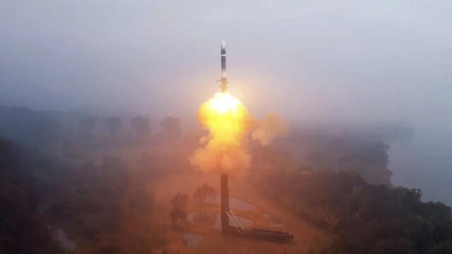 朝鲜试射洲际弹道导弹 金正恩现场指导