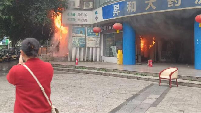 四川成都一临街商铺发生火灾 超20人送医