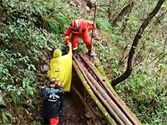 河北唐山男子独自登山坠崖受伤 报警求救脱离险境