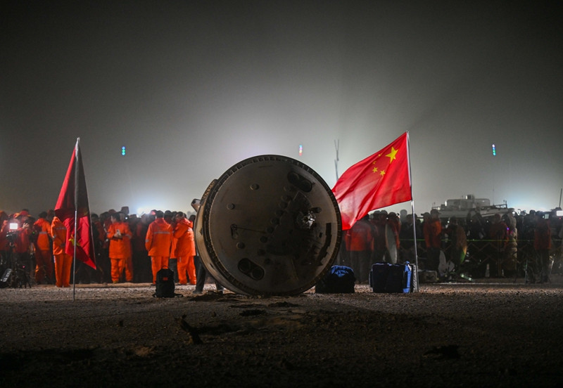 神舟十八号载人飞船返回舱成功着陆 神舟十八号载人飞行任务取得圆满成功