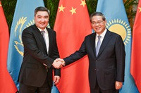 李强会见哈萨克斯坦总理