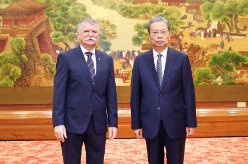 赵乐际同匈牙利国会主席举行会谈