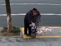 江苏南通 储户现金洒一地 众人帮忙完璧归赵