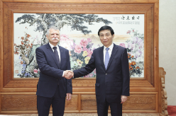 王沪宁会见匈牙利国会主席