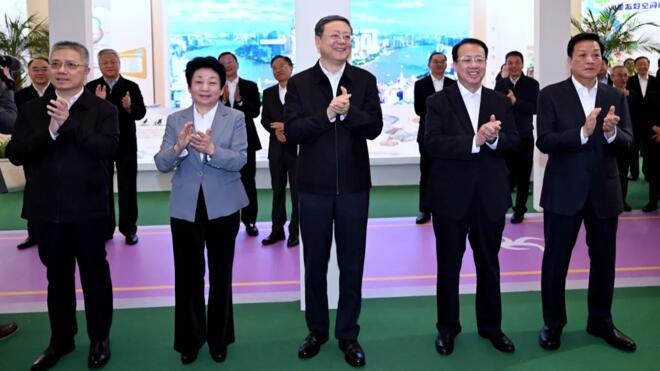 市领导同杨浦区“老杨树宣讲汇”代表等集体参观“人民的城市--上海打造人民城市最佳实践地”主题展