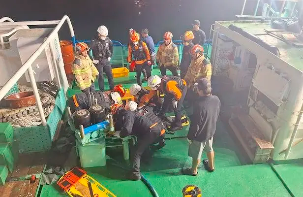 韩国一渔船沉没 2人死亡12人失联