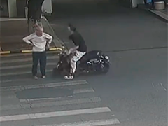 江西赣州 小伙骑车玩手机 斑马线上撞老人