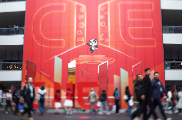 第七届进博会会期过半 各交易团达成意向合作近600项