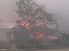 美国多地遭遇山火 东部降雨难阻火势