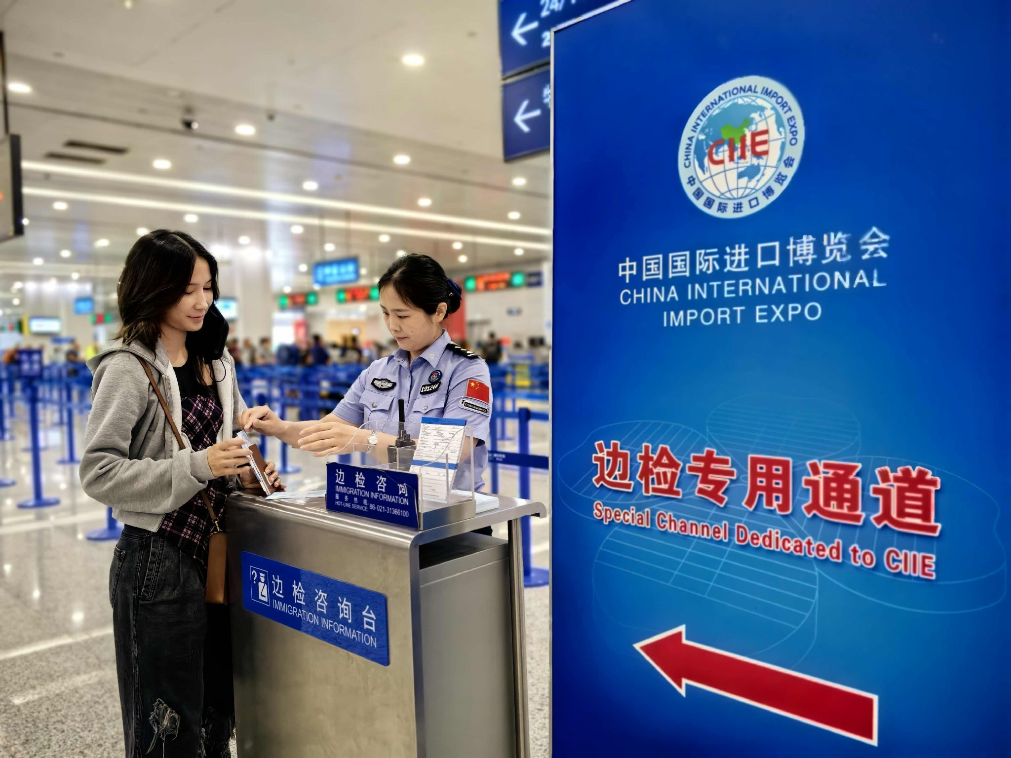 上海边检“随船查验”助入境旅客快速通关