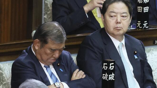石破茂疑在首相投票现场睡着